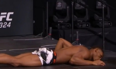 Боец UFC потерял сознание на взвешивании перед первым турниром года. Видео