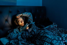 Найдено объяснение всплеску бессонницы среди молодежи