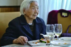 Женщина в 101 год ведёт нетипичный образ жизни