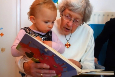 Как воспитание внуков замедляет старение бабушек и дедушек