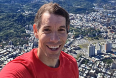 Скалолаз поднялся без страховки и снаряжения на небоскрёб высотой 509 метров