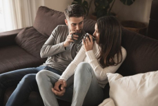 Психолог объяснил, почему общение в отношениях не всегда полезно