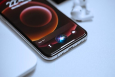 Apple готовит ИИ-чатбот — Siri станет конкурентом ChatGPT и Gemini