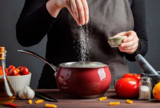 Какие блюда нужно солить в начале приготовления, а какие — в конце