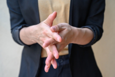 Какие жесты выдают лжеца