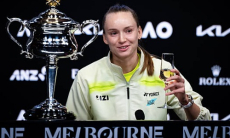 Елену Рыбакину напоили шампанским на пресс-конференции