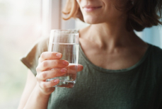 Когда питьевую воду стоит немедленно вылить