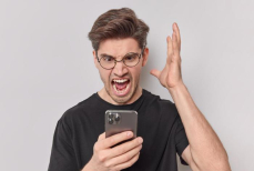 Почему нельзя грубить телефонным мошенникам — объяснила эксперт