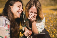 Рядом с ними легче дышать — знаки зодиака, которые несут счастье