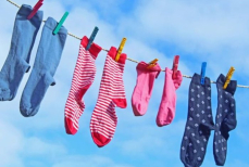 «Мокрые носки» вместо таблеток? Врач объяснила, работает ли бабушкин способ сбить температуру