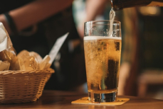 Врач назвал скрытую угрозу пива для кишечника