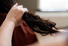 Врач предупредили об опасности привычки спать с мокрыми волосами