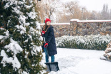 Как не травмировать спину при уборке снега