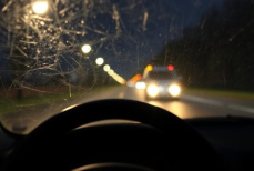Ночная трасса и дальний свет — четыре хитрости, которые знают опытные водители