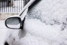 Эксперты предупредили об опасности хранения документов в машине зимой