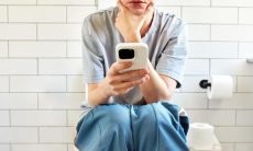 Стало известно неожиданное последствие долгого сидения на унитазе