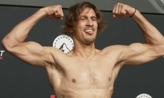 Ветеран UFC прошел взвешивание перед боем с казахстанцем