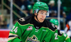 Казахстанский хоккеист отметился шайбой и ассистом в заокеанской лиге