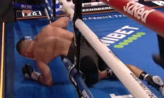 Непобеждённый чемпион мира по боксу сенсационно улетел в нокаут. Видео