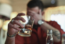 Названы фразы, которые выдают алкоголика