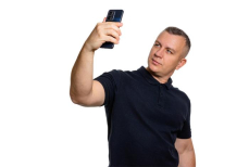 Ученые выяснили, почему любовь мужчин к селфи может быть тревожным сигналом