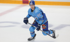 «Оказался не в своей среде». В клубе КХЛ оправдали провал звездного форварда в «Барысе»