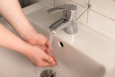 Почему нельзя греть замёрзшие руки горячей водой