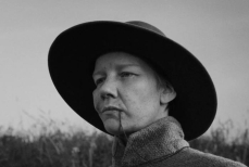 Вышел первый трейлер драмы «Роза» с Сандрой Хюллер в главной роли. Видео