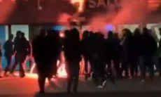 Протест фанатов во Франции перерос в поджоги и хаос. Видео