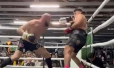 Непобеждённый экс-чемпион из Казахстана нокаутом выиграл бой в тяжёлом весе. Видео