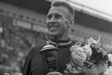 Бегал, чтобы прокормить семью, и стал величайшим чемпионом. История Петра Болотникова