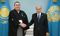 Касым-Жомарт Токаев встретился с борцом сумо из Казахстана