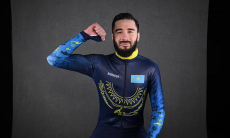 Знаменосец Казахстана пробился в четвертьфинал Олимпиады-2026 на коронной дистанции