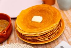 Названы два вида самых вредных начинок для блинов