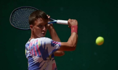 Разгромом закончился матч теннисиста из Казахстана на турнире в Индии