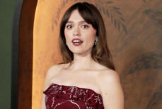 Появился первый кадр фильма про Достоевского «Идиот(ы)» с Джонни Флинном и Эйми Лу Вуд в главных ролях. Фото