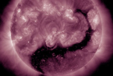 Солнце удивило корональной дырой, похожей на дракона