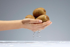 Не чистите киви — врач объяснил, почему его стоит есть с кожурой