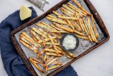 Хрустит без масла — как приготовить полезную «картошку фри» в духовке