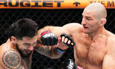 Главный бой турнира UFC закончился сенсационным нокаутом. Видео