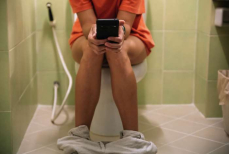 Долгое сидение в туалете может вызвать резкое падение давления — предупреждение врача