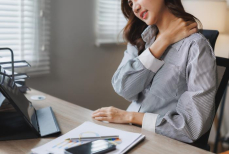 Опасный «щелчок» — чем может закончиться привычка хрустеть шеей