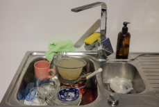 Психологи раскрыли причину «гор» немытой посуды