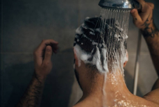 Можно ли мыть голову во время болезни — ответ специалистов