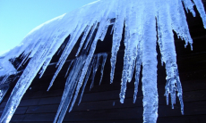 Чем может грозить удар льдиной с крыши и когда стоит обратиться к врачу