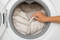 Как почистить пуховик так, чтобы не пришлось его стирать