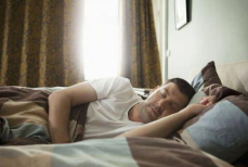 Эксперт по сну назвал причину пробуждения в три часа ночи