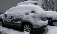 Машина под снегом — как правильно откопать авто и почему нельзя ехать с сугробом на крыше