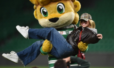 Сидни Суини сыграла в футбол и сделала признание о Криштиану Роналду. Видео