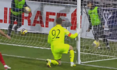 Вратарь сборной Казахстана пропустил два гола за две минуты. Видео